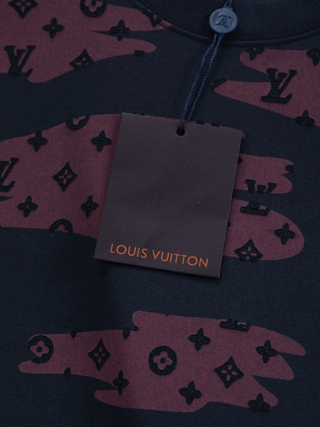 🅿️210 Louis Vuitton 1V LV micro-wide version S-XL LV 26ss new product counters are on the shelves at the same time. Multiple craftsmanship, composite fabrics, all-over cutting🔥Fire flower clouds☁️letter logo🪡 embroidery, round neck short-sleeved T-shirt, same style for men and women! Consigned to one-to-one creation. Synchronized with the official website, pure cotton fabrics at the counter! It is close to the skin and comfortable, durable and easy to wear. It has a classic and simple logo design and meticulous original craftsmanship. Short-sleeves, a must-have item for men, do not appear to be the same for the general public, but must be unique and eye-catching. This LV short-sleeve is all about quality, comfort, the same shape and fashion as always, including fabrics and cutting techniques. All of them have been made with great effort! 320 grams of washed pure cotton fabric, pure cotton is breathable, very refreshing and comfortable for daily wear. The rib knitting on the neckline is smooth and tight, and the neckline will not be skewed if you toss it at will. The loose version, you will find that it looks really good on the upper body. The overall is minimalist and neat, super versatile for daily use! Pair it casually with a pair of pants for a youthful look. A T-shirt will make your outfit crazy. It is a fashionable item that can never go wrong! Color: Black White Gray Purple Size: S-XL Size chart: S: Shoulder width 50-Bust 56-Length 70 M: Shoulder width 52-Bust 57-Length 72 L: Shoulder width 54-Bust 59-Length 74 XL: Shoulder width 56-Bust 62-Length 76